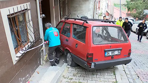 Kağıthane'de freni tutmayan otomobil doğalgaz kutusunu parçaladı

