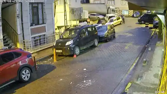 Kağıthane'de park halindeki araçların arasından geçmek isteyen sürücü 7 araca hasar verdi

