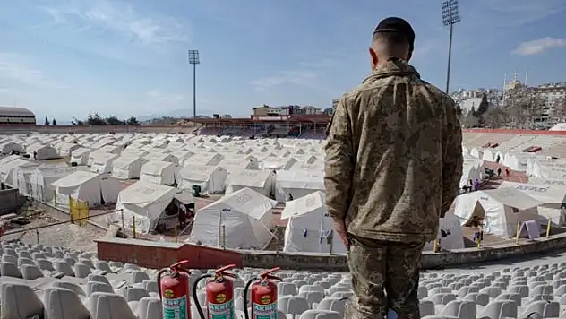 Kahraman Mehmetçik, çadır kentlerde 24 saat yangın nöbeti tutuyor
