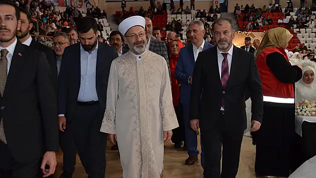 Kahramanmaraş'ta 100 çift düzenlenen nikah ve düğün merasimiyle dünyaevine girdi

