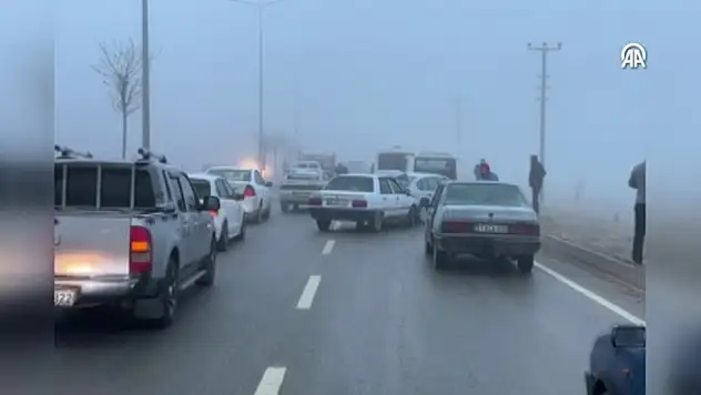 Kahramanmaraş'ta 22 aracın karıştığı 2 zincirleme kazada 15 kişi yaralandı

