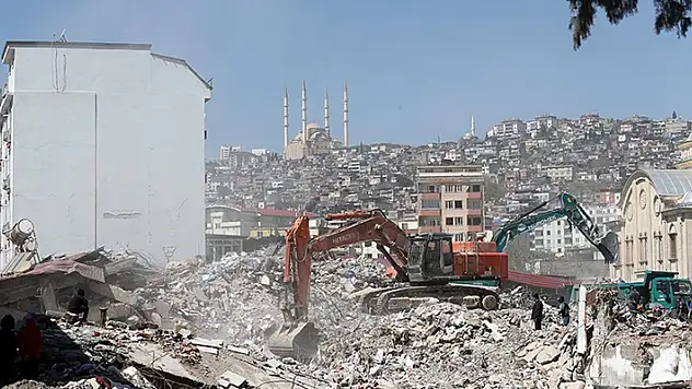 Kahramanmaraş'ta bina yıkım ve enkaz kaldırma çalışmaları 18 mahallede devam ediyor

