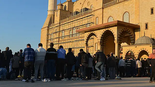 Kahramanmaraş'ta deprem sonrası ilk bayram namazı
