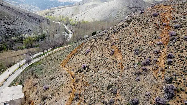 Kahramanmaraş'ta depremlerde oluşan uzun ve derin yarıklar arazilere de zarar verdi
