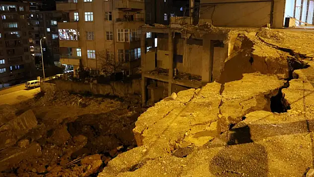 Kahramanmaraş'ta istinat duvarı çöktü: Çok sayıda araç zarar gördü
