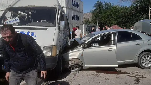 Kahramanmaraş'ta otomobil ile yolcu minibüsü çarpıştı: 8 yaralı
