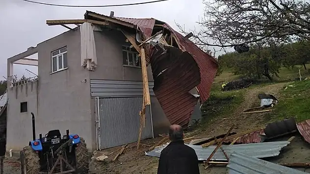 Kahramanmaraş'ta fırtına nedeniyle bazı evlerin çatıları zarar gördü

