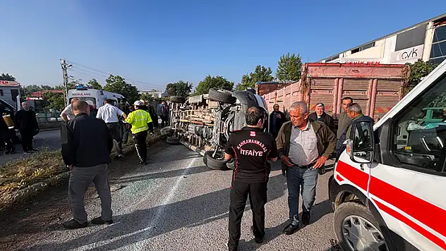 Kahramanmaraş'ta işçi servis minibüsü ile otomobil çarpıştı 12 yaralı