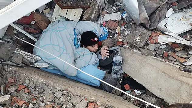 Kahreden görüntü: Enkazda tek başına

