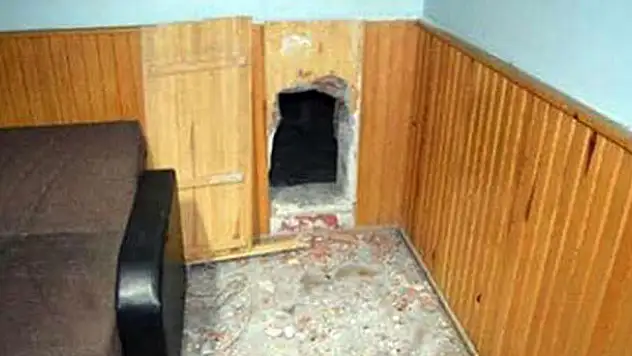 Kahvehane duvarına gömülü tombala düzeneği bulundu