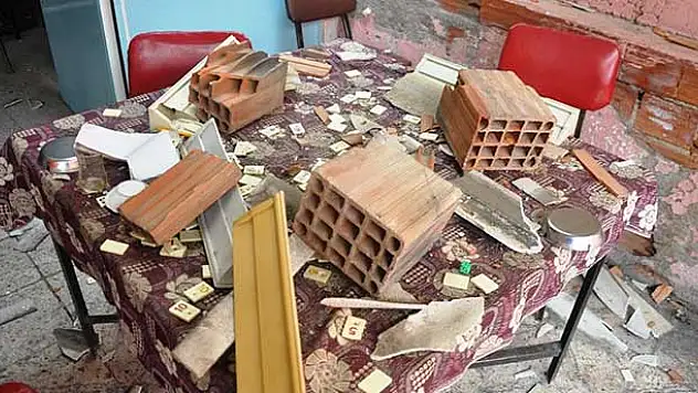 Kahvehanede kafasına tuğla düştü
