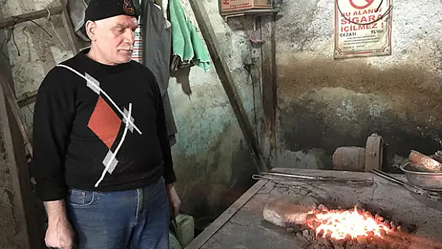 Kalaycı Mehmet Usta, 45 yıldır bakırı sevgiyle parlatıyor
