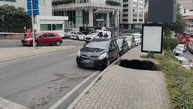 Kaldırım çöktü! Bir kişi içine düştü!