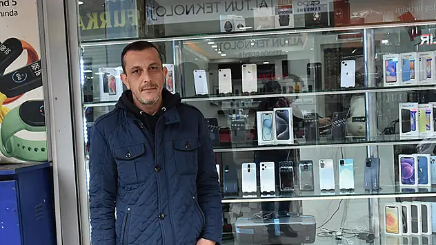 Kaldırım taşı ile camı kırıp 6 cep telefonu çaldı o anlar kamerada

