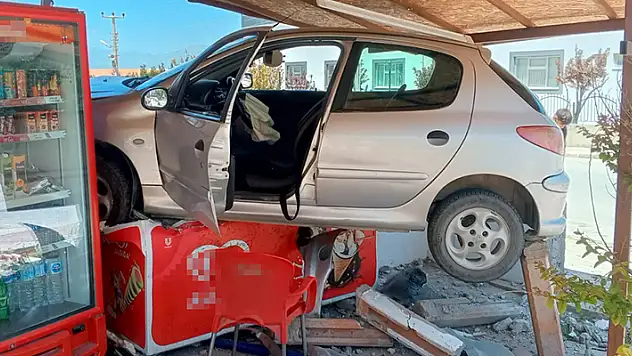 Kaldırıma çarpan otomobil, marketin önündeki dondurma dolabının üzerine çıktı

