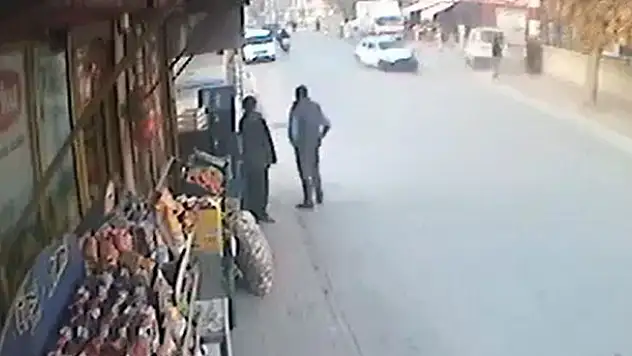 Kaldırımda bekleyen vatandaşlar ölümden kıl payı kurtuldu