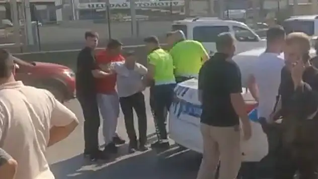 Kaldırımda yürürken tırın ezdiği kadın öldü yanındaki bebeği ağlarken, olay yerine gelen eşi sinir krizi geçirdi
