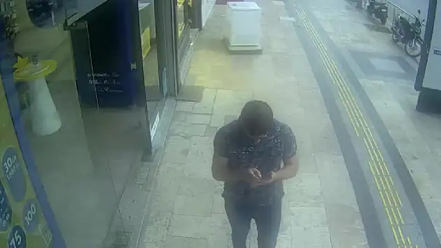 Kaldırımdaki çamaşır makinesi şiddetli fırtınada yürüdü! Esnaf peşinden koştu