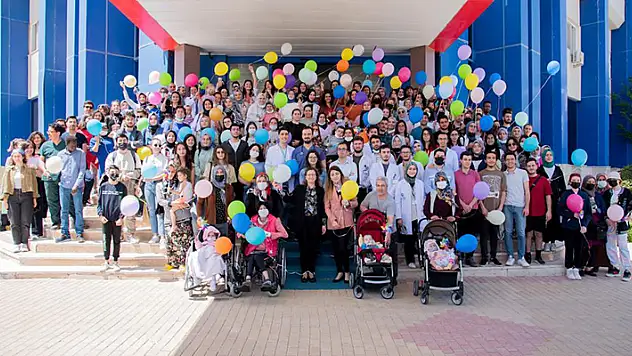 Kalıtsal bağışıklık sistemi yetersizliği farkındalığı için renkli balonları gökyüzüne bıraktılar
