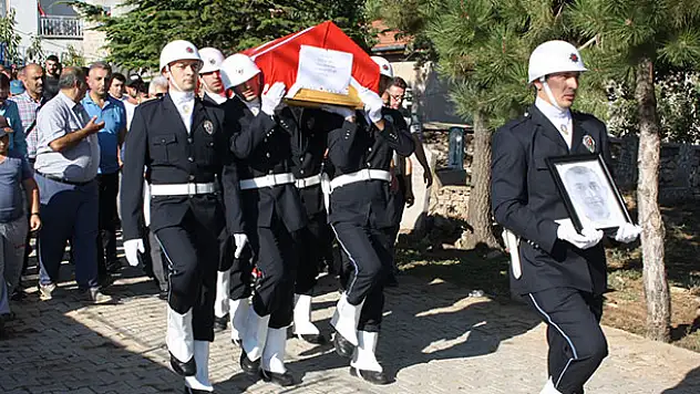 Kalp krizi sonucu ölen polis memuru toprağa verildi