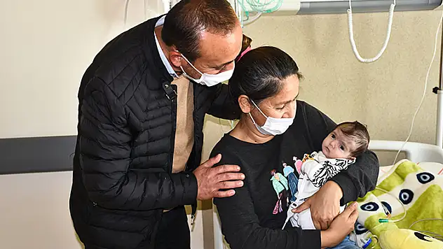 Kalpten çıkan iki ana damarı ters olarak doğan bebek, Konya'daki operasyon sonrası 53 günlük yaşam savaşını kazandı
