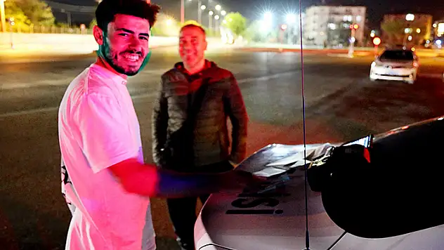 Kamerayı görünce gülümsedi, cezayı yiyince 'Hayırlı olsun' dedi
