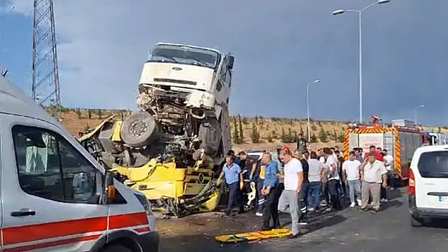 Kamyon, çarptığı tırın üstünde asılı kaldı: 1 ölü, 2 yaralı
