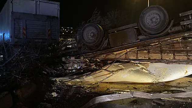 Kamyon devrilmesi sonucu kapanan Kayseri-Niğde kara yolu trafiğe açıldı
