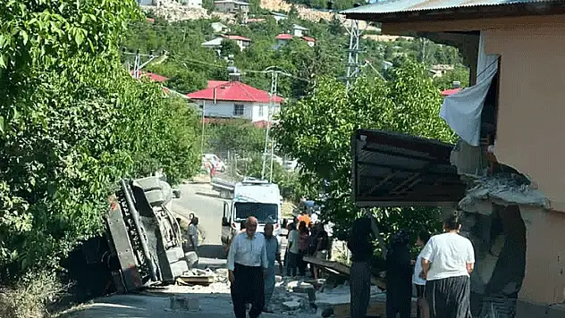 Kamyon eve çarpıp devrildi sürücü hayatını kaybetti
