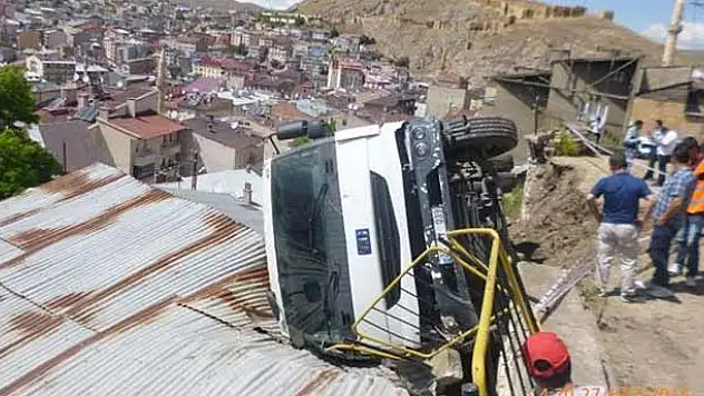 Kamyon evin çatısına devrildi