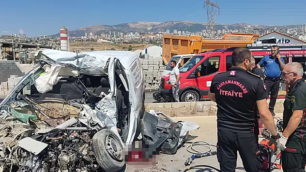 Kamyon ile çarpışan hafif ticari aracın sürücüsü öldü
