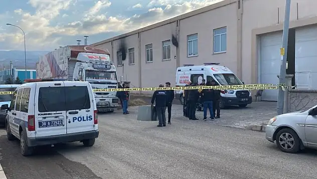 Kamyon ile duvar arasında sıkışan çocuk hayatını kaybetti
