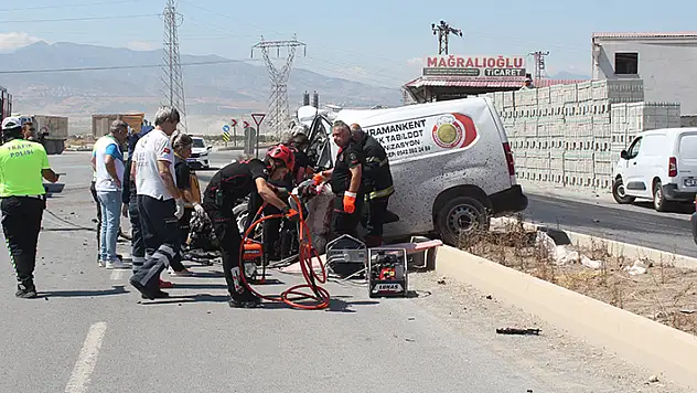 Kamyon ile hafif ticari araç çarpıştı: 1 ölü

