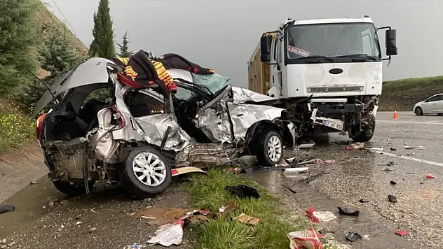 Kamyon ile otomobil çarpıştı: 2 ölü
