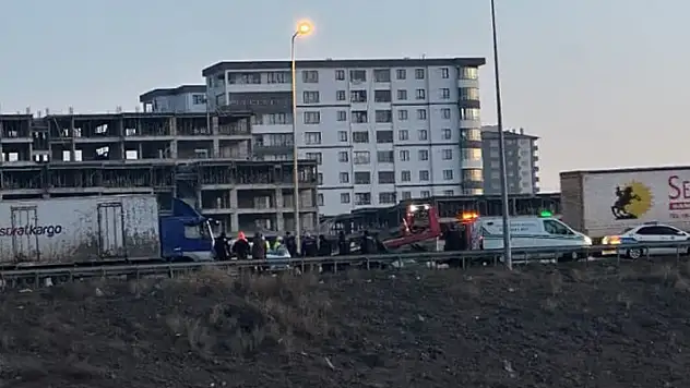 Kamyon ile otomobilin çarpıştı kazada baba ve kızı öldü, 1 kişi yaralandı
