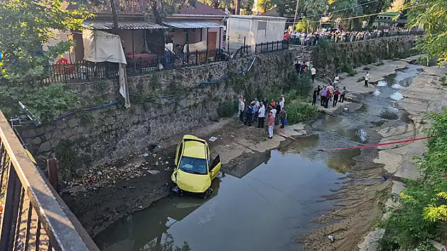 Kamyon taksiye, taksi yayalara çarpıp dereye düştü: 1 ölü, 5 yaralı 