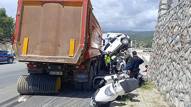 Kamyon yoldan çıktı önüne gelen taşıtı ezdi: 13 motosiklet, 3 araç zarar gördü