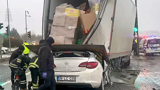 Kamyona arkadan çarpan otomobilin 17 yaşındaki ehliyetsiz sürücüsü öldü
