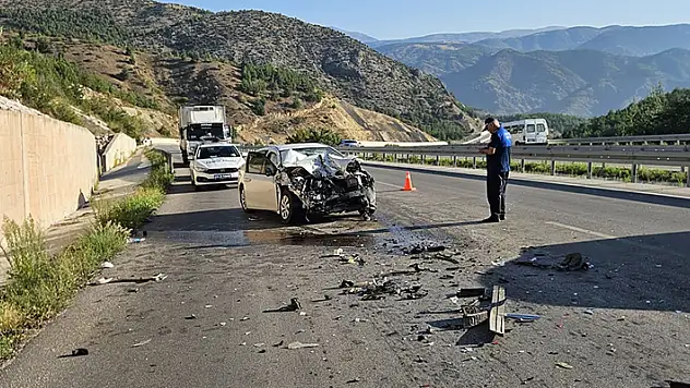 Kamyona arkadan çarpan otomobilin sürücüsü ile oğlu yaralandı
