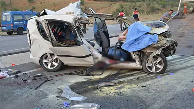Kamyona arkadan çarptı: 1'i bebek 3 ölü
