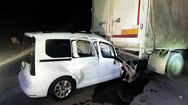 Kamyona çarpan hafif ticari aracın sürücüsü öldü
