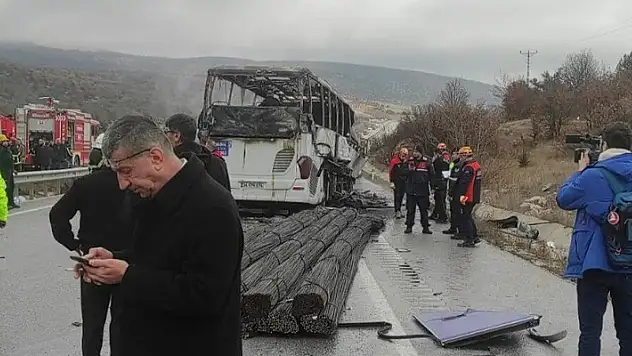 Kamyona çarpan otobüs alev aldı: 2 ölü, 5 yaralı
