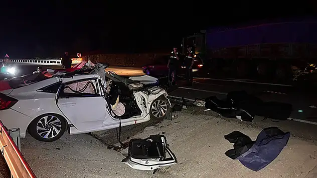 Kamyona çarpan otomobilde 2 kişi hayatını kaybetti
