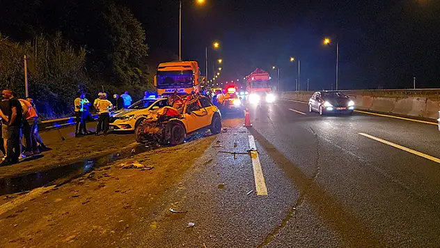 Kamyona çarpan otomobilin sürücüsü hayatını kaybetti
