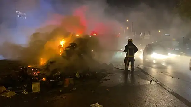 Kamyondaki geri dönüşüm malzemeleri alev aldı

