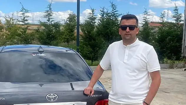 Kamyondaki tomruklar otomobilin üzerine düştü: 1 ölü
