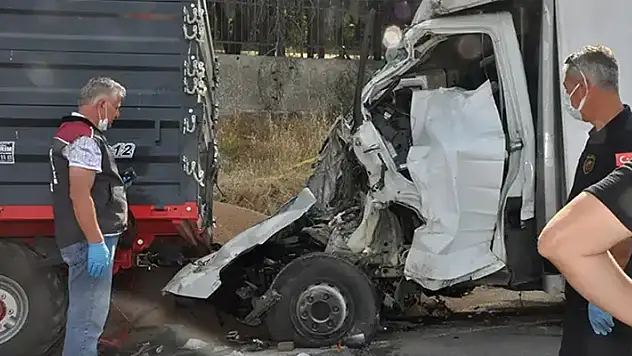 Kamyonet, buğday yüklü römorka arkadan çarptı: 3 ölü

