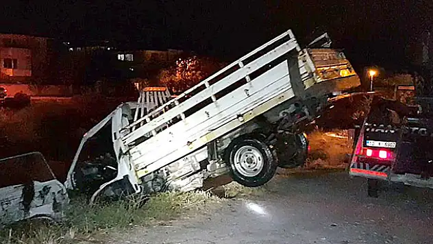 Kamyonet çaya uçtu, sürücü bulunamadı