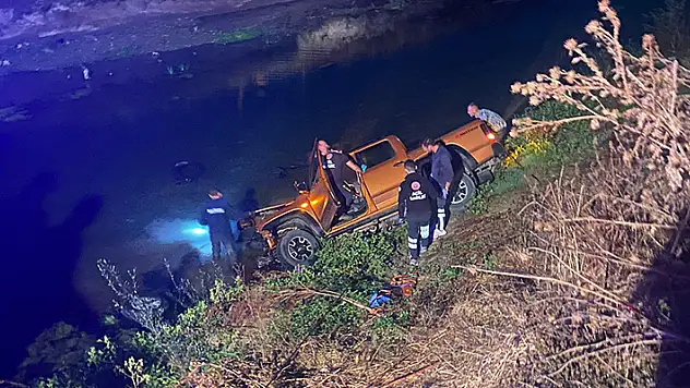 Kamyonet dereye uçtu: 1 ölü, 3 yaralı

