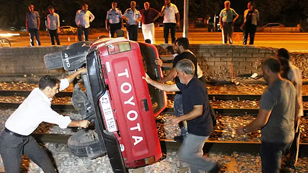 Kamyonet, hareket halindeki tramvayın önüne düştü